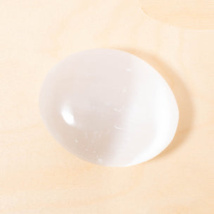Selenite Palmstone | © Conscious Craft