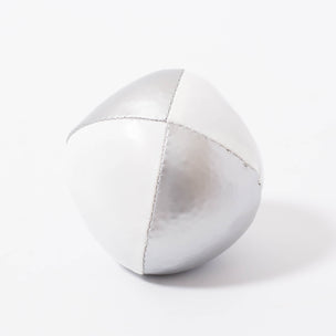 Juggling Balls Beginners Thud Balls silver & white | © Conscious Craft