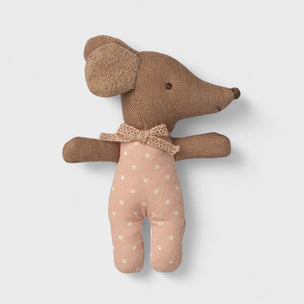 Maileg baby mouse  with a knitted bow on a light gray background