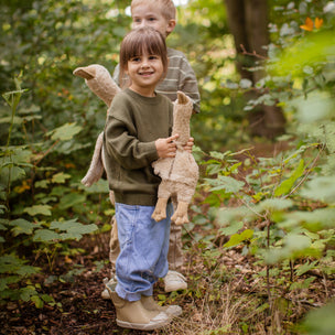 girl with linen senger goose
