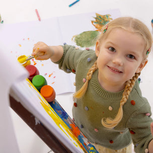 Child painting 