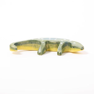 Wooden toy lizard/gecko with light green underbelly and dark green back with white dots from Eric & Albert | © Conscious Craft