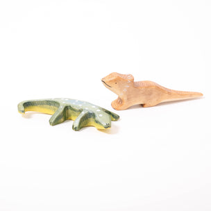 Wooden toy lizard/gecko with light green underbelly and dark green back with white dots with its friend the bearded lizard from Eric & Albert | © Conscious Craft