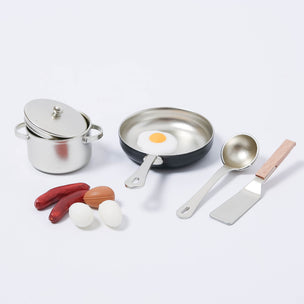 Maileg cooking set for mice including a sauce pot, frying pan, ladle, eggs and sausages | ©Conscious Craft