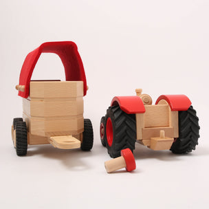 Ostheimer Horsebox with tractor and adaptor | ©Conscious Craft