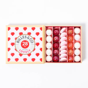 Box of 28 lovely marbles in pink white red from Billes & Co | © Conscious Craft
