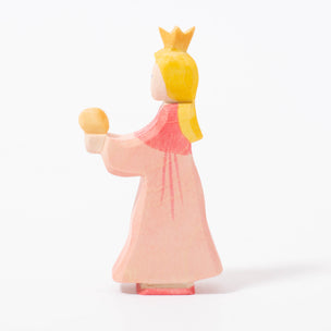 Wooden toy princess with crown and gift from Ostheimer | ©Conscious Craft